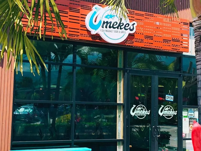 Umekes Kona restaurant interior and Hawaiian dishes, photo 1
