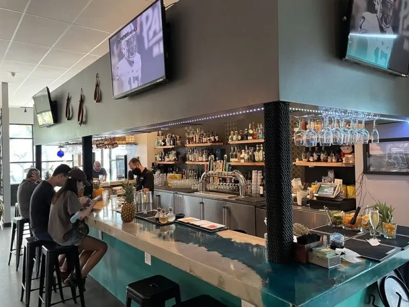 Umekes Kona restaurant interior and Hawaiian dishes, photo 6