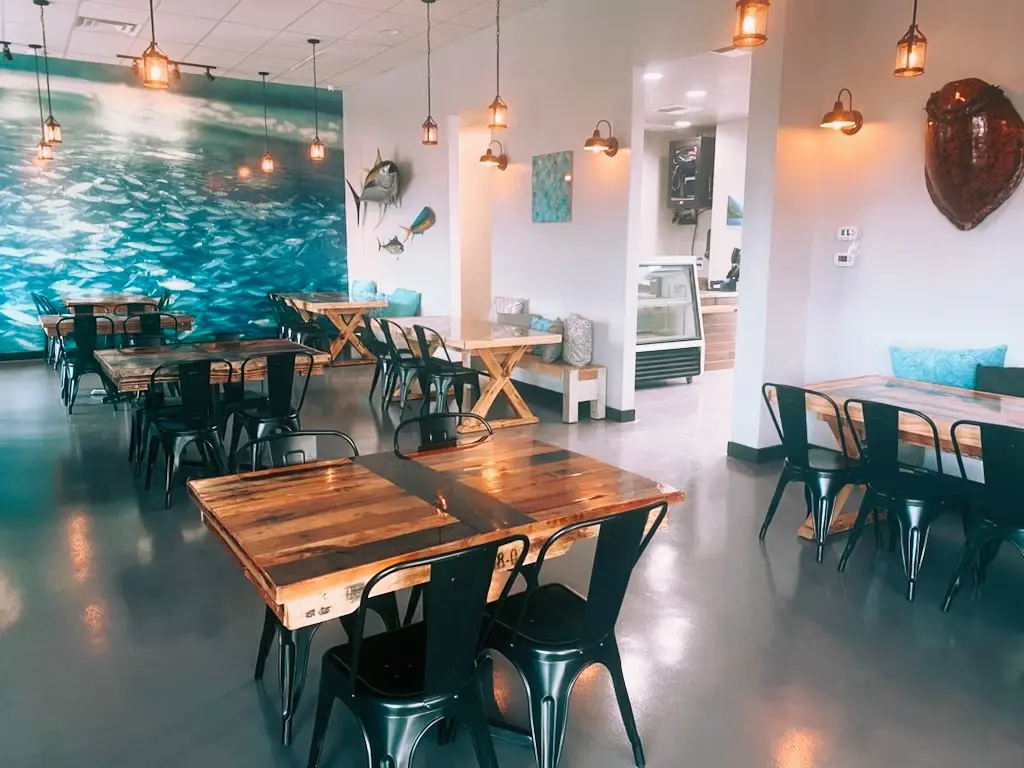 The dining room inside Umekes Fish Market Bar & Grill in Kona