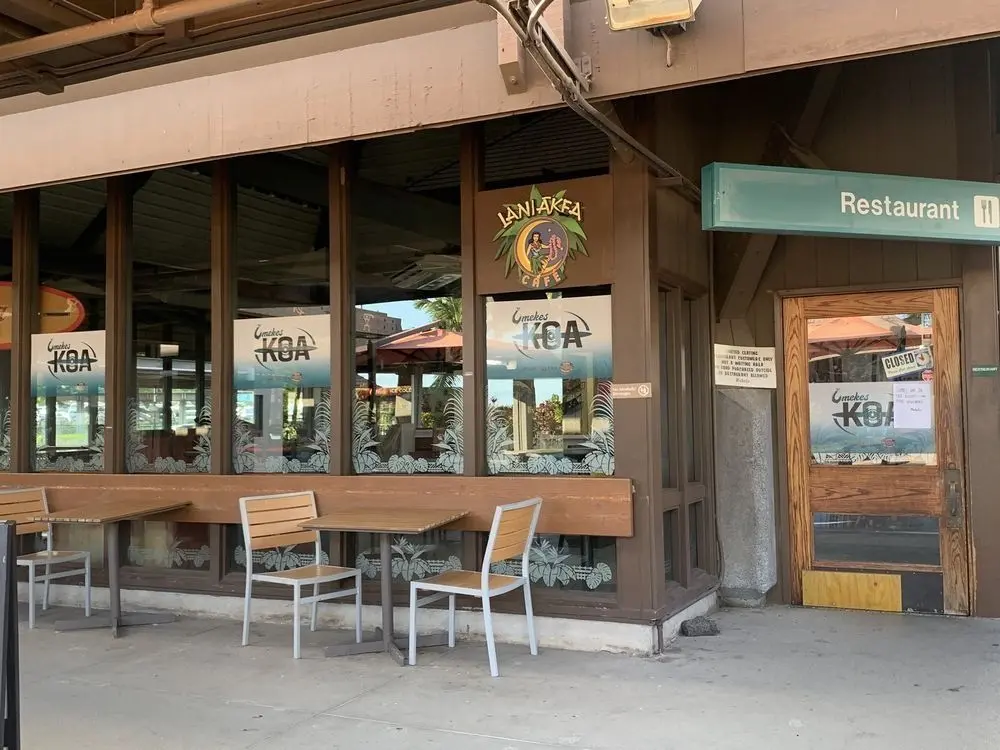 The Umekes KOA storefront and patio seating at Kona International Airport