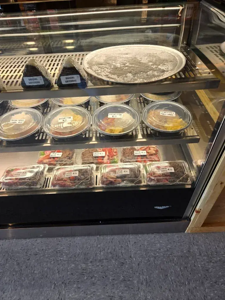 The Umekes Saddle Stop deli case stocked with grab-and-go salads and poke